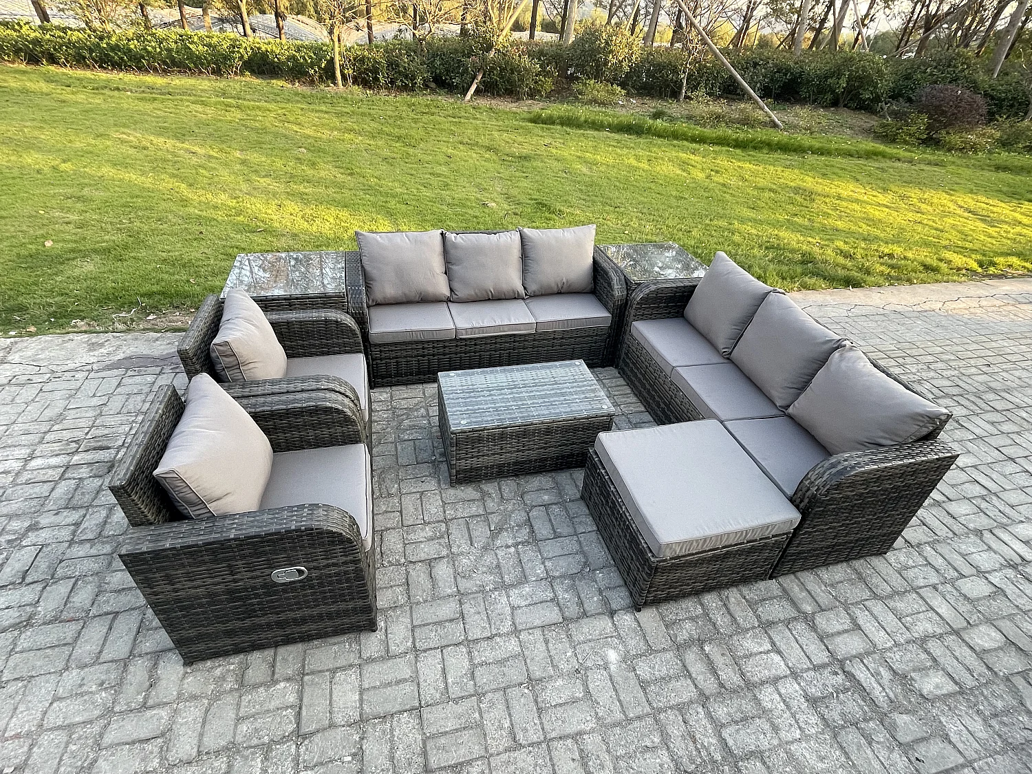 Rattan Gartenmöbel Sofa Set Tisch & Stühle Set mit 3-Sitzer Sofa Liegestühle 2 Beistelltisch 2 Großer Hockern Dunkelgrau Gemischt