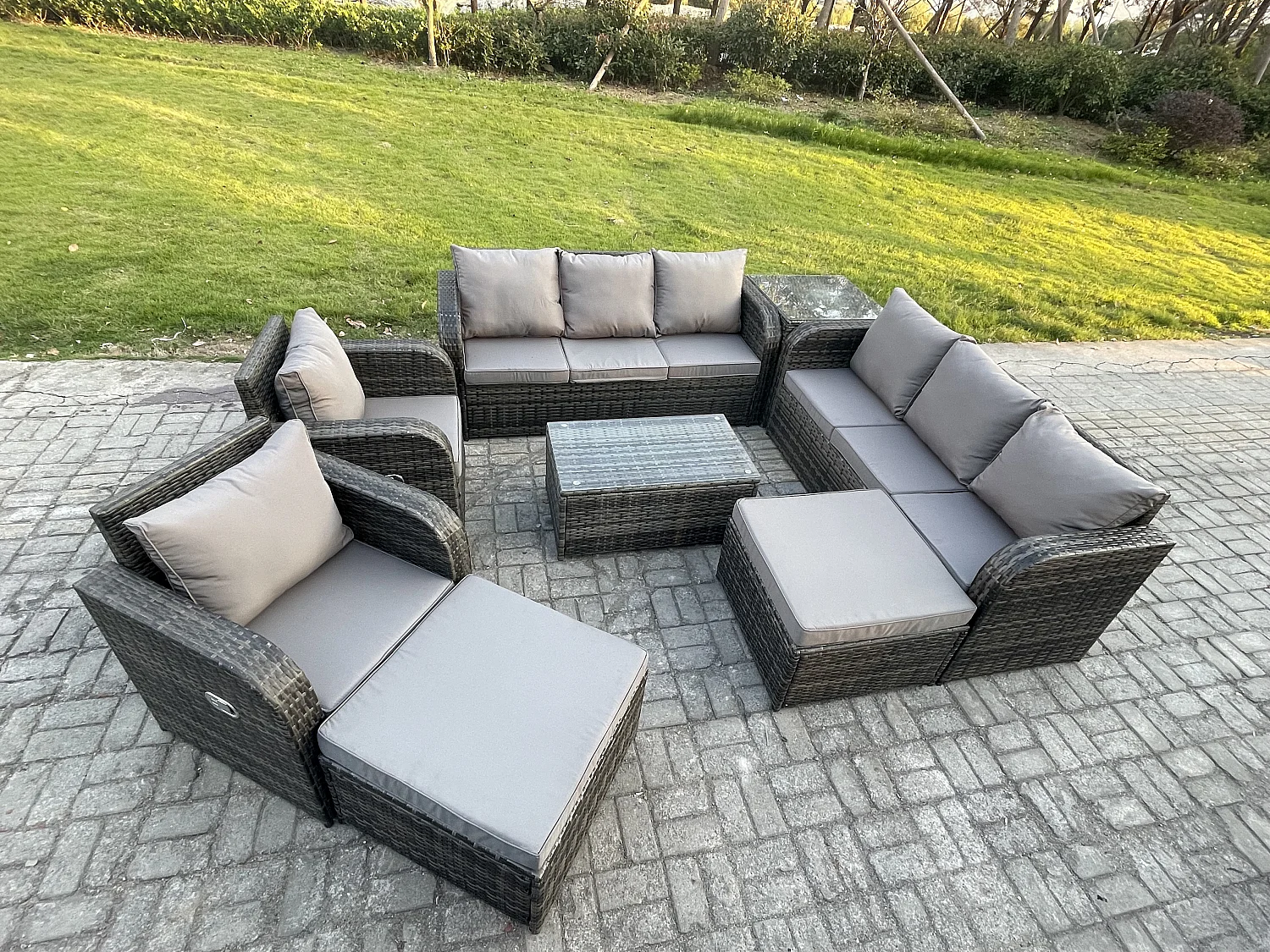 10-Sitzer Rattan Gartenmöbel Sofa Set Tisch & Stühle Set mit 3-Sitzer Sofa Liegestühle 2 hohen Hockern 3-Sitzer Sofa Beistelltisch Dunkelgrau Gemischt