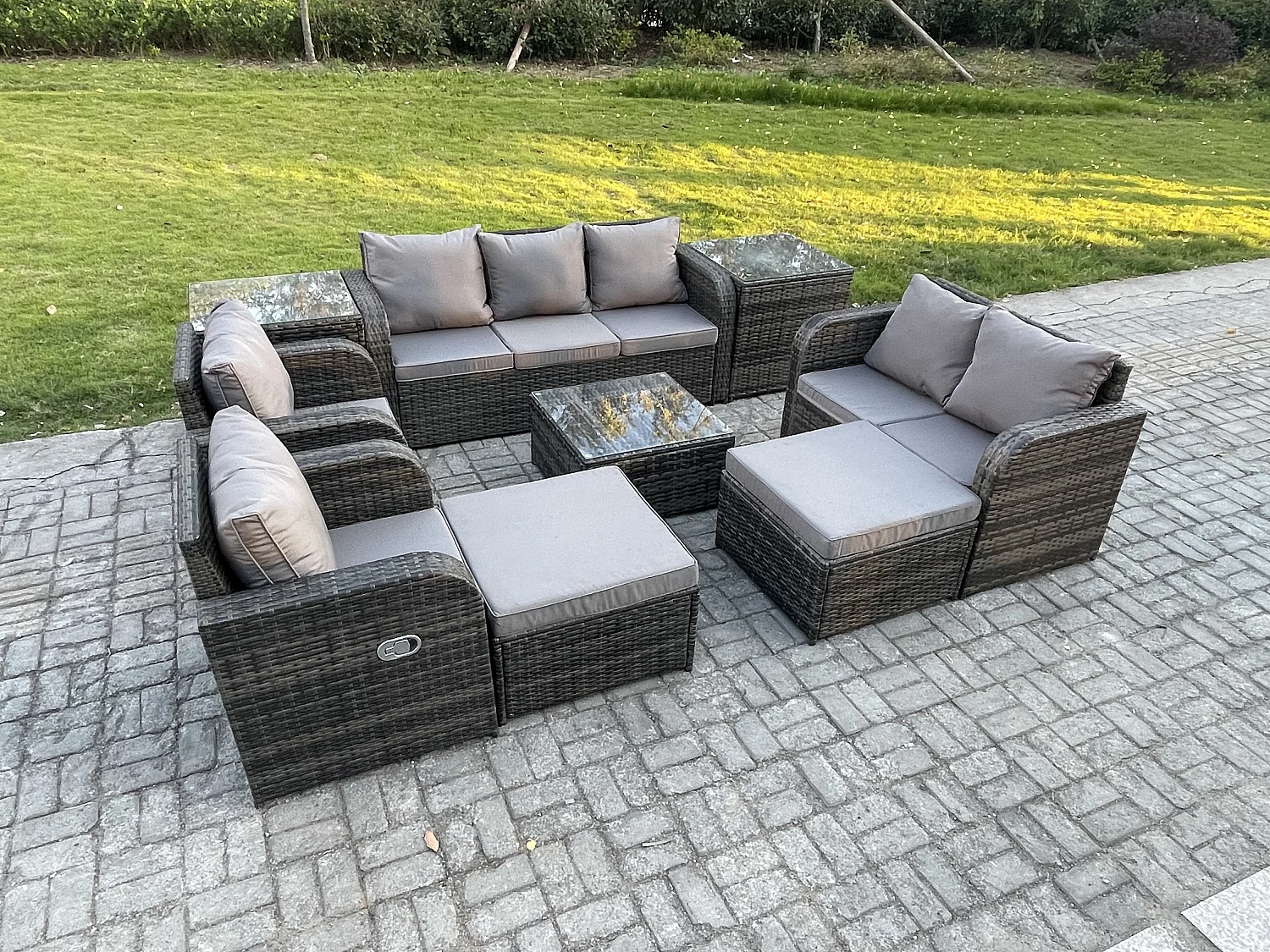 Rattan-Gartenmöbel 9 Stück Patio Set Tisch Sofa Stühle mit 2 hohen Hockern 2 Beistelltischen