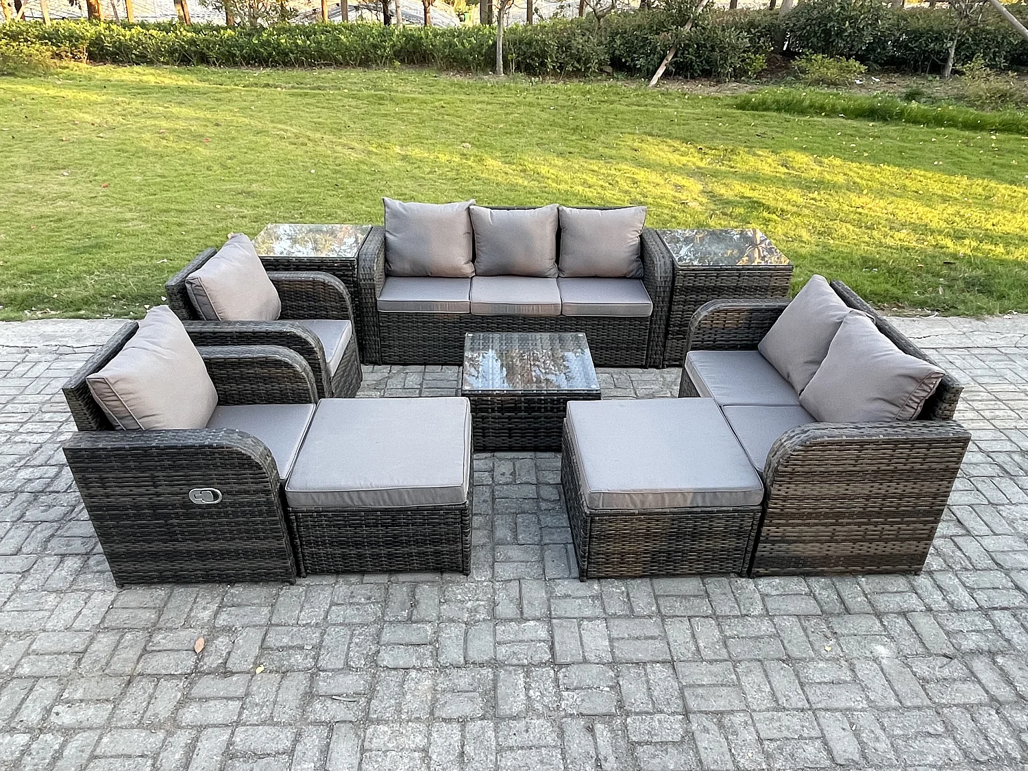 Rattan-Gartenmöbel 9 Stück Patio Set Tisch Sofa Stühle mit 2 hohen Hockern 2 Beistelltischen