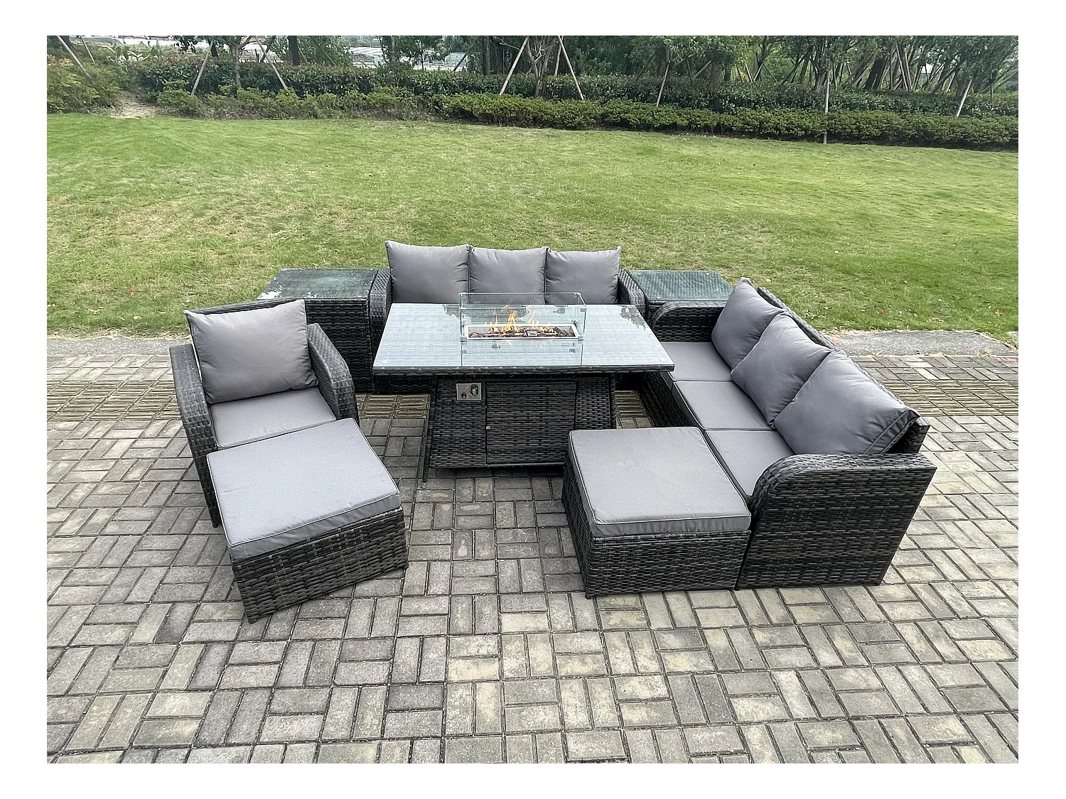 9-Sitzer Polyrattan Gartenmöbel Set Gas Feuerstelle Esstisch Liegestühle 3-Sitzer Sofa Set mit 2 Beistelltischen 2 hohen Hockern