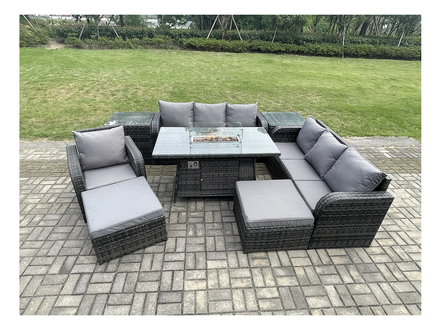9-Sitzer Polyrattan Gartenmöbel Set Gas Feuerstelle Esstisch Liegestühle 3-Sitzer Sofa Set mit 2 Beistelltischen 2 hohen Hockern