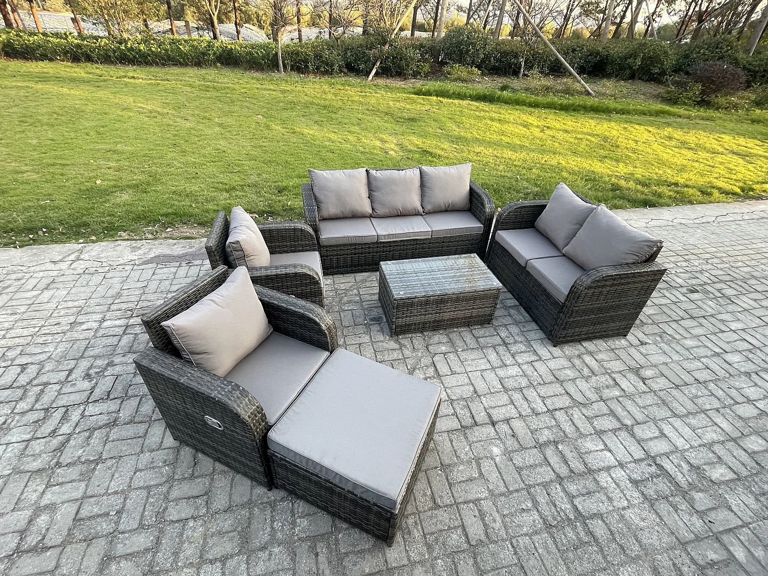 8-Sitzer Hoher Rücken Rattan Gartenmöbel Sets mit Rechteckiger Couchtisch 3-Sitzer Sofa Love Sofa 2 Großer Hockern