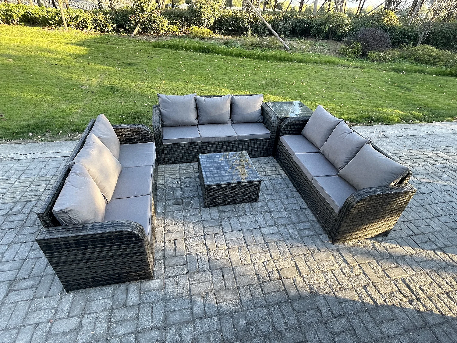 Rattan Gartenmöbel Set im Balkon 9-Sitzer Garten Sofa Set mit Quadratischer Couchtisch Beistelltisch