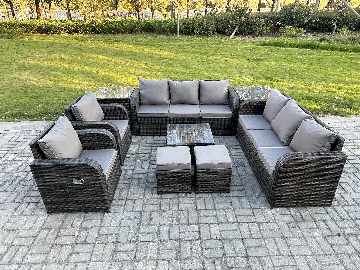 Hoher Rücken Polyrattan Gartenmöbel Set mit Quadratischer Couchtisch 2 kleine Fußhockern 2 Beistelltischen Garten Lounge Set Dunkelgrau Gemischt