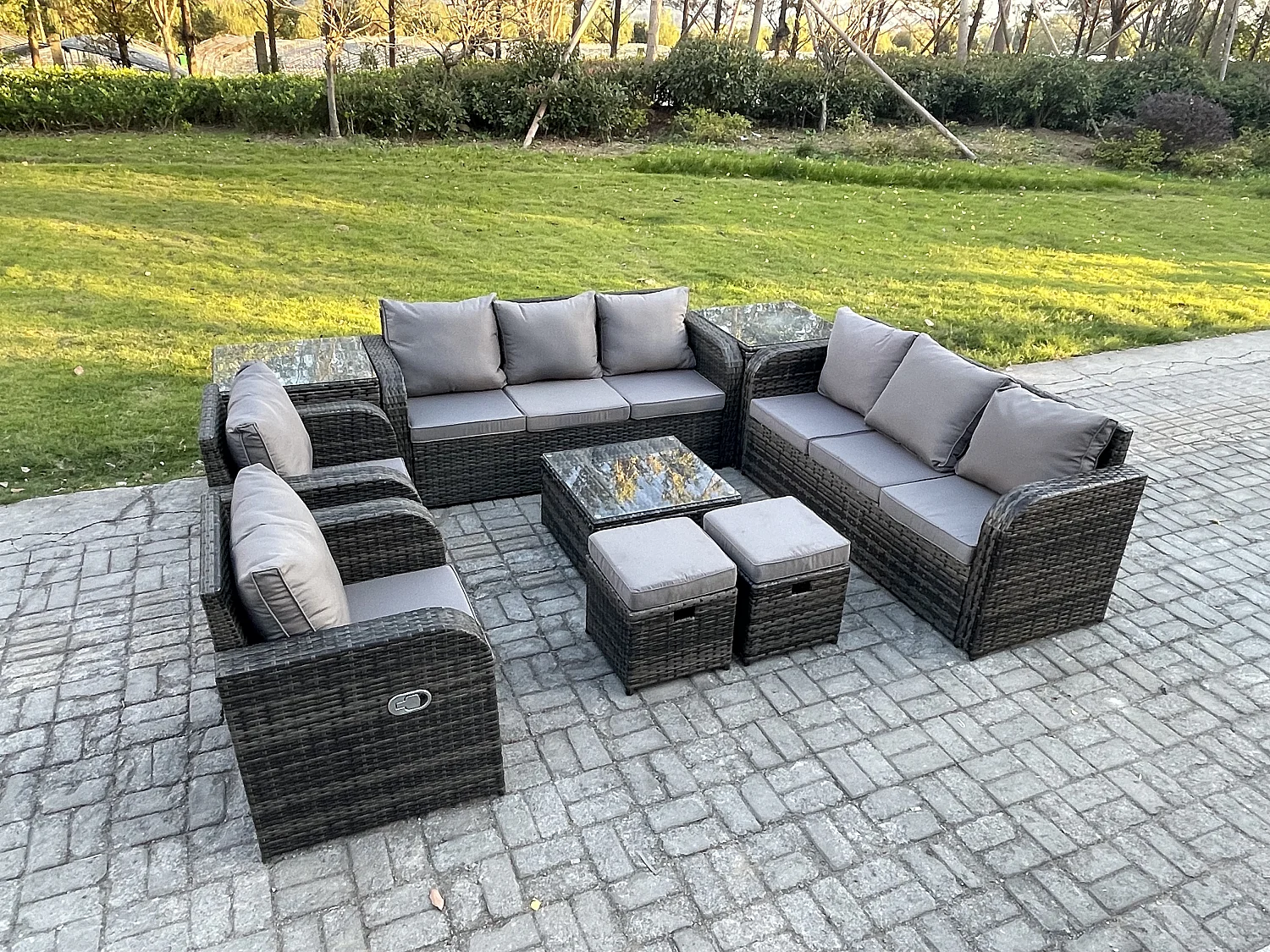 Hoher Rücken Polyrattan Gartenmöbel Set mit Quadratischer Couchtisch 2 kleine Fußhockern 2 Beistelltischen Garten Lounge Set Dunkelgrau Gemischt