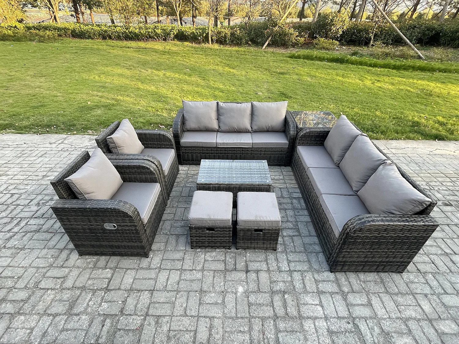 Rattan Gartenmöbel Sofa Set Tisch & Stühle Set mit 3-Sitzer Sofa Liegestühle Beistelltisch 2 kleine Fußhockern Dunkelgrau Gemischt