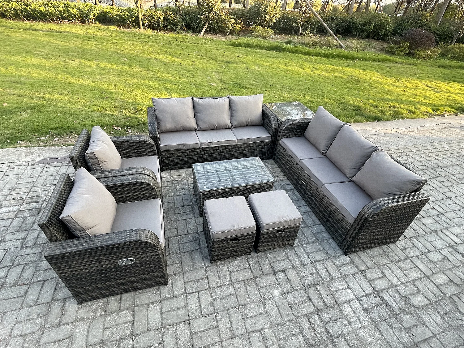Rattan Gartenmöbel Sofa Set Tisch & Stühle Set mit 3-Sitzer Sofa Liegestühle Beistelltisch 2 kleine Fußhockern Dunkelgrau Gemischt