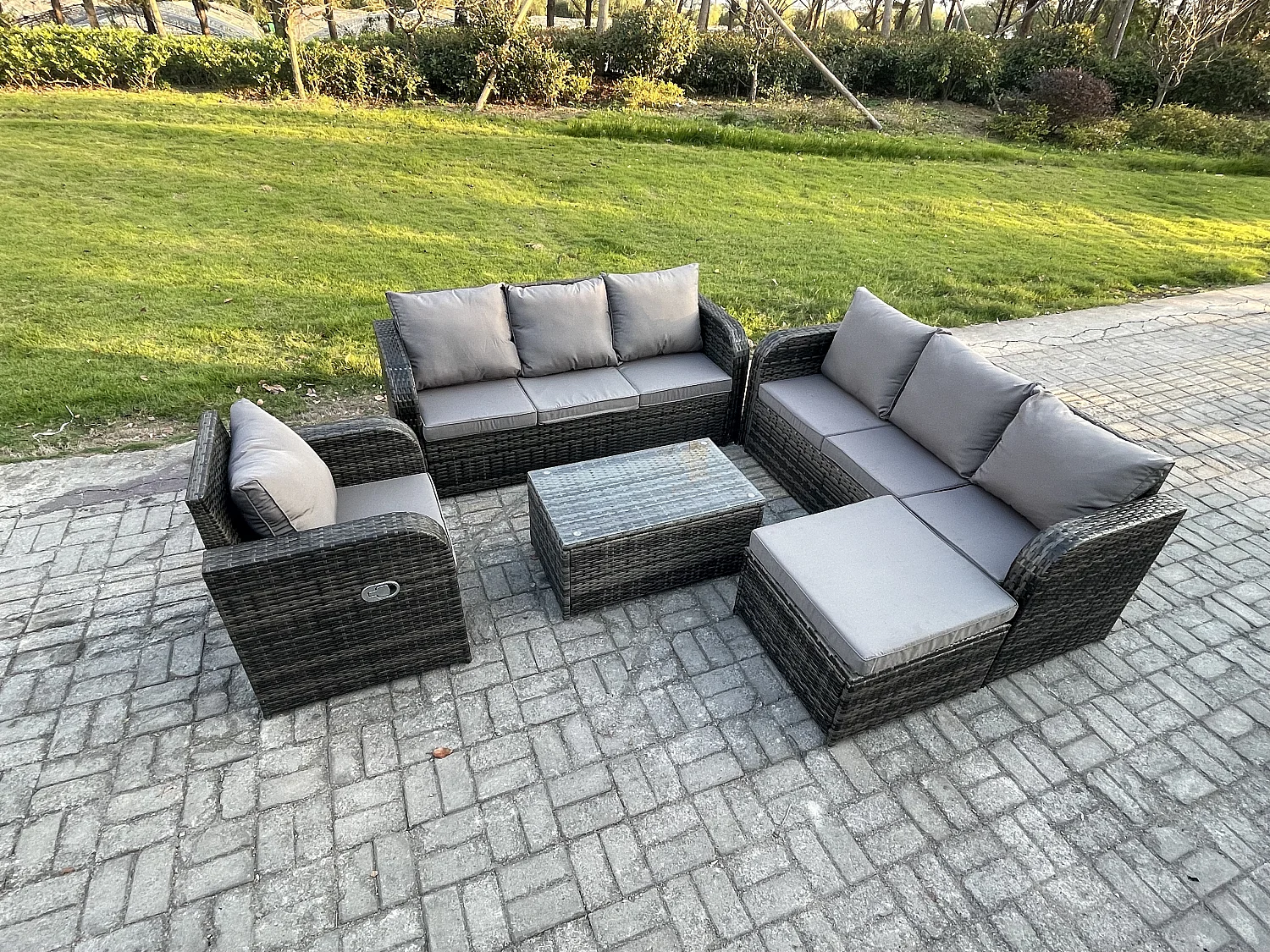 8-Sitzer Rattan Gartenmöbel Sofa Set Tisch & Stühle Set mit 3-Sitzer Sofa Liegestühle 3-Sitzer Sofa 2 Großer Hockern Dunkelgrau Gemischt