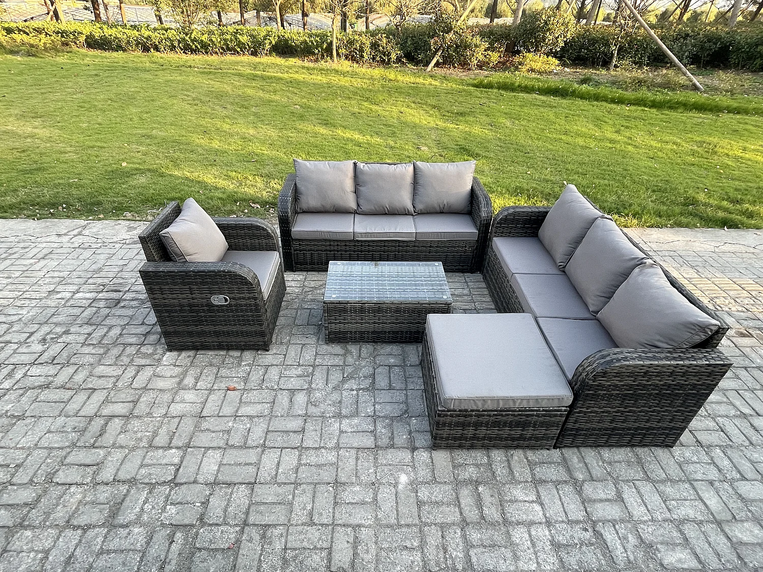 8-Sitzer Rattan Gartenmöbel Sofa Set Tisch & Stühle Set mit 3-Sitzer Sofa Liegestühle 3-Sitzer Sofa 2 Großer Hockern Dunkelgrau Gemischt