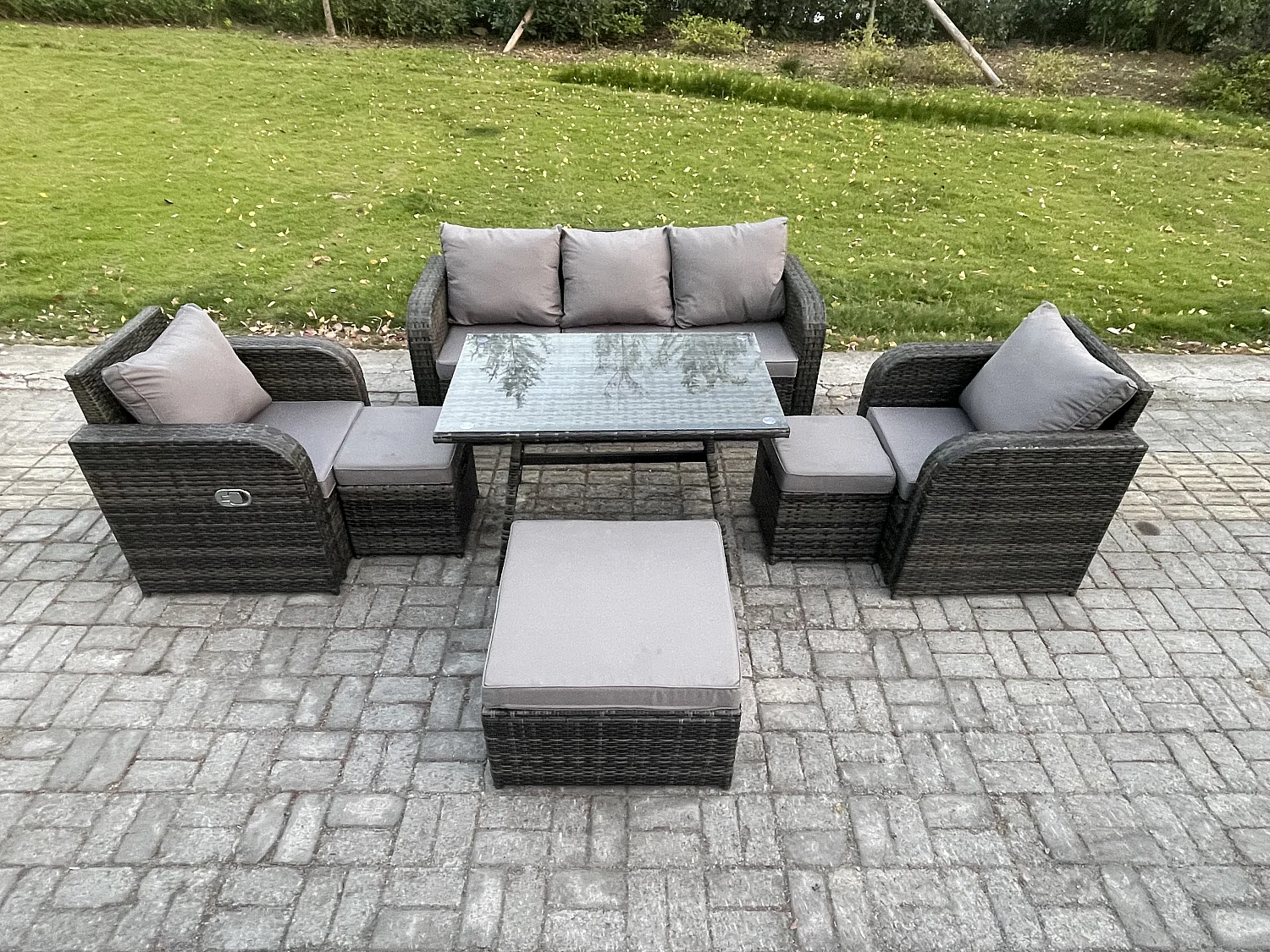8-Sitzer Hoher Rücken Rattan Gartenmöbel Sets mit Rechteckiger Esstisch Liegestühle 3-Sitzer Sofa 3 Hockern