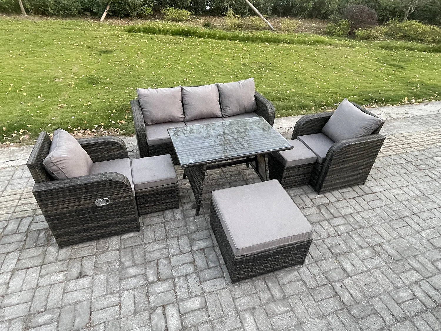 8-Sitzer Hoher Rücken Rattan Gartenmöbel Sets mit Rechteckiger Esstisch Liegestühle 3-Sitzer Sofa 3 Hockern