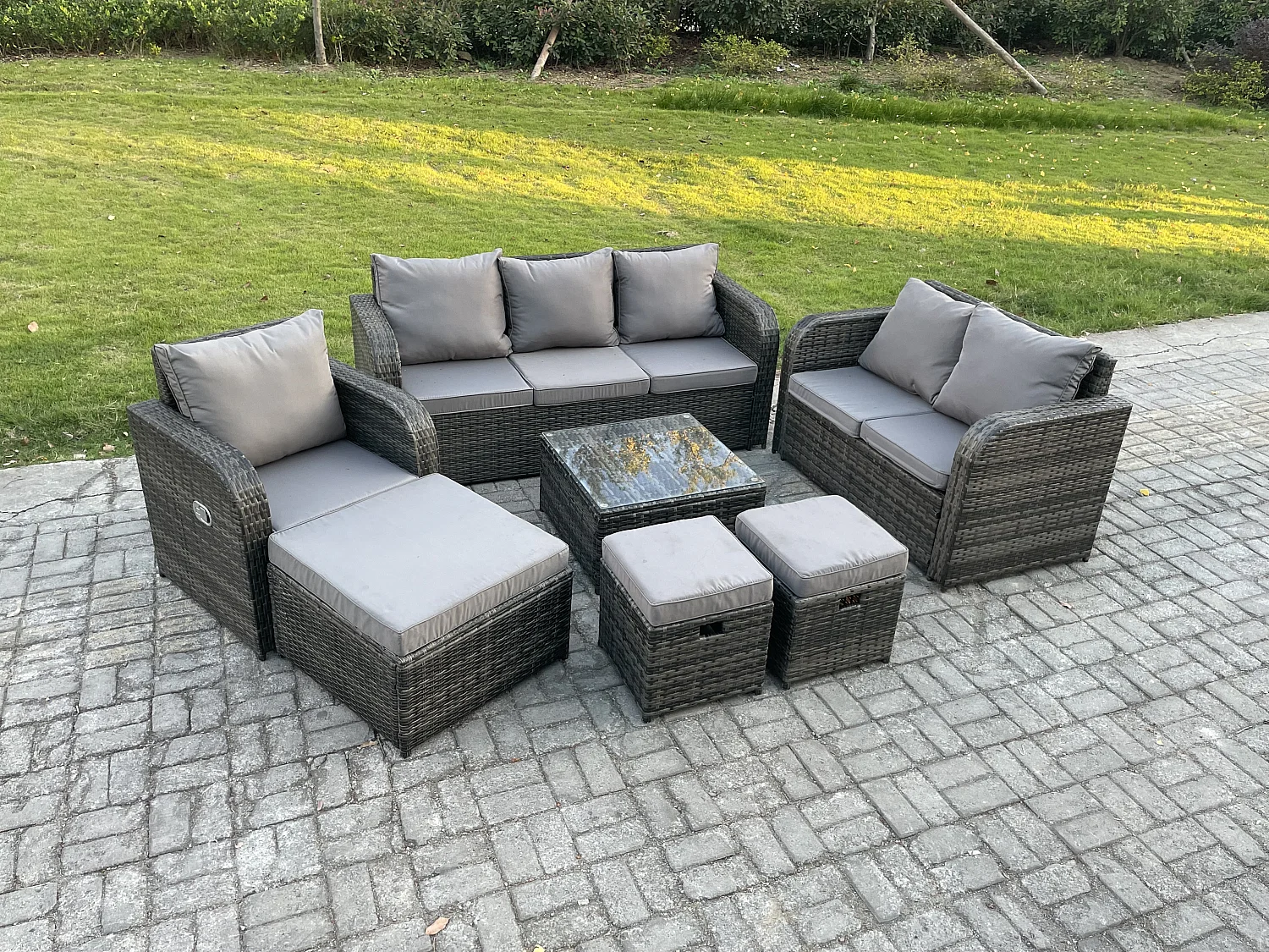 Rattan-Gartenmöbel 7 Stück Terrassenset mit Tisch und Sofa Quadratischer Couchtisch Liegestühle Loveseat Sofa 3-Sitzer Sofa 3 Hockern