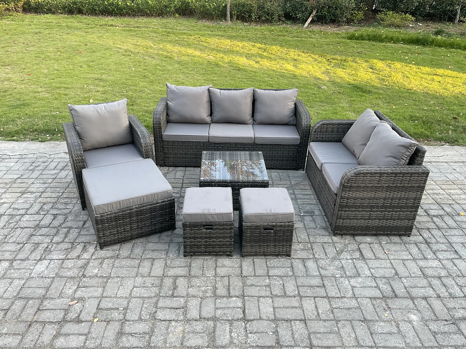 Rattan-Gartenmöbel 7 Stück Terrassenset mit Tisch und Sofa Quadratischer Couchtisch Liegestühle Loveseat Sofa 3-Sitzer Sofa 3 Hockern