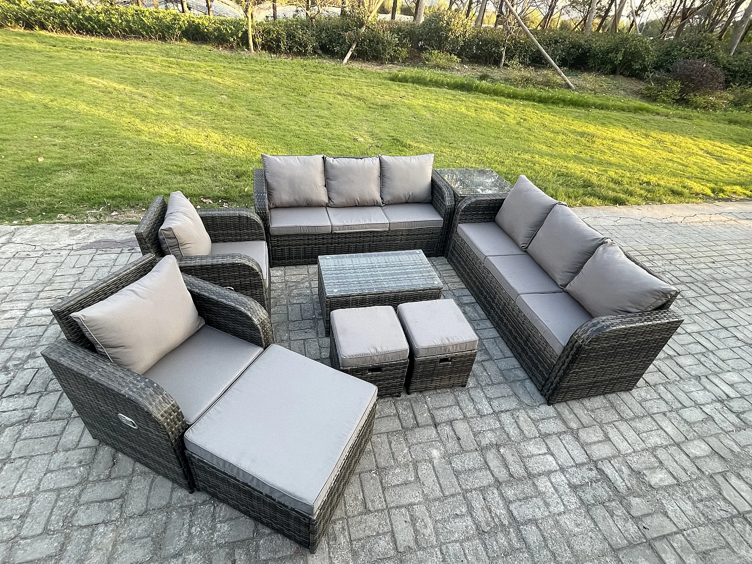 Rattan Gartenmöbel Sofa Set Tisch & Stühle Set mit 3-Sitzer Sofa Liegestühle 3 Hockern 3-Sitzer Sofa Beistelltisch Dunkelgrau Gemischt