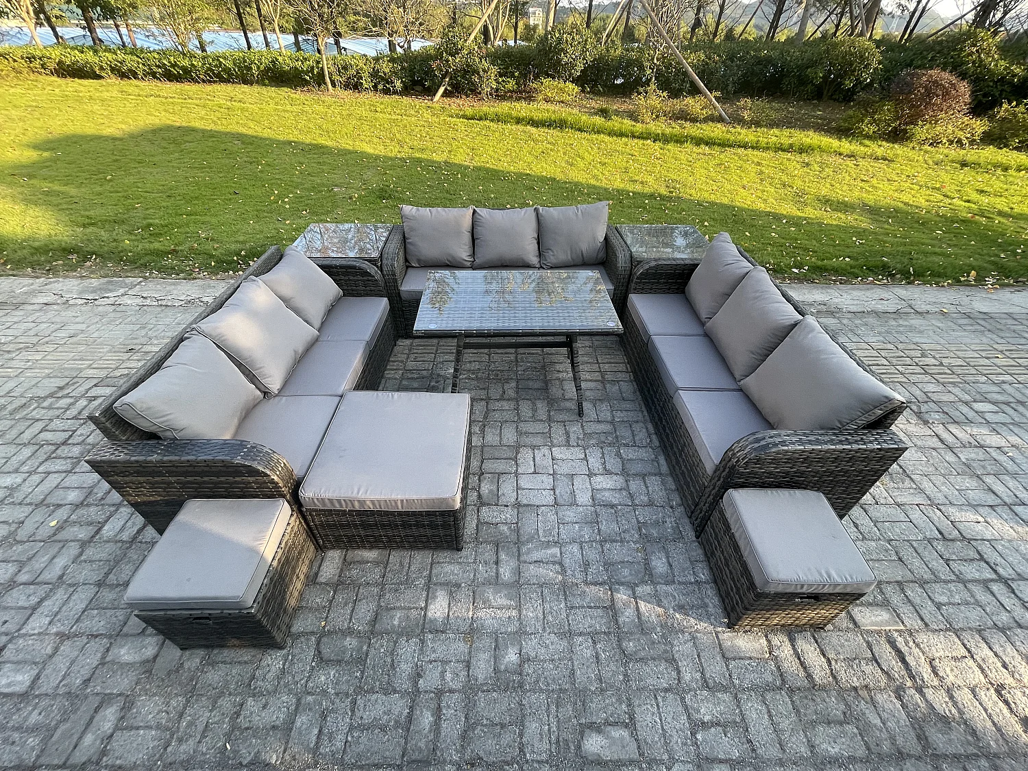 Polyrattan Gartenmöbel Set 12-Sitzer Polyrattan Garten Sofa im Freien Set mit 2 Beistelltischen Rechteckiger Esstisch 3 Hockern Dunkelgrau Gemischt