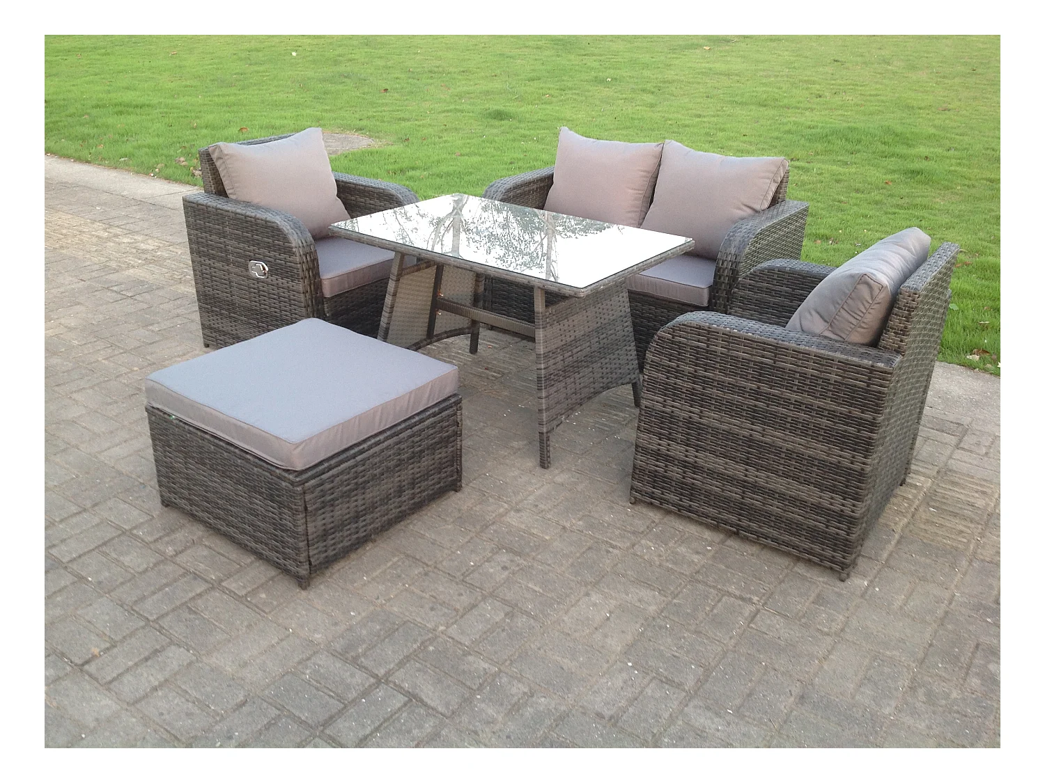 Polyrattan Gartenmöbel Set mit Liegestühle 2-Sitzer Sofa Rechteckiger Esstisch 2 Großer Hockern