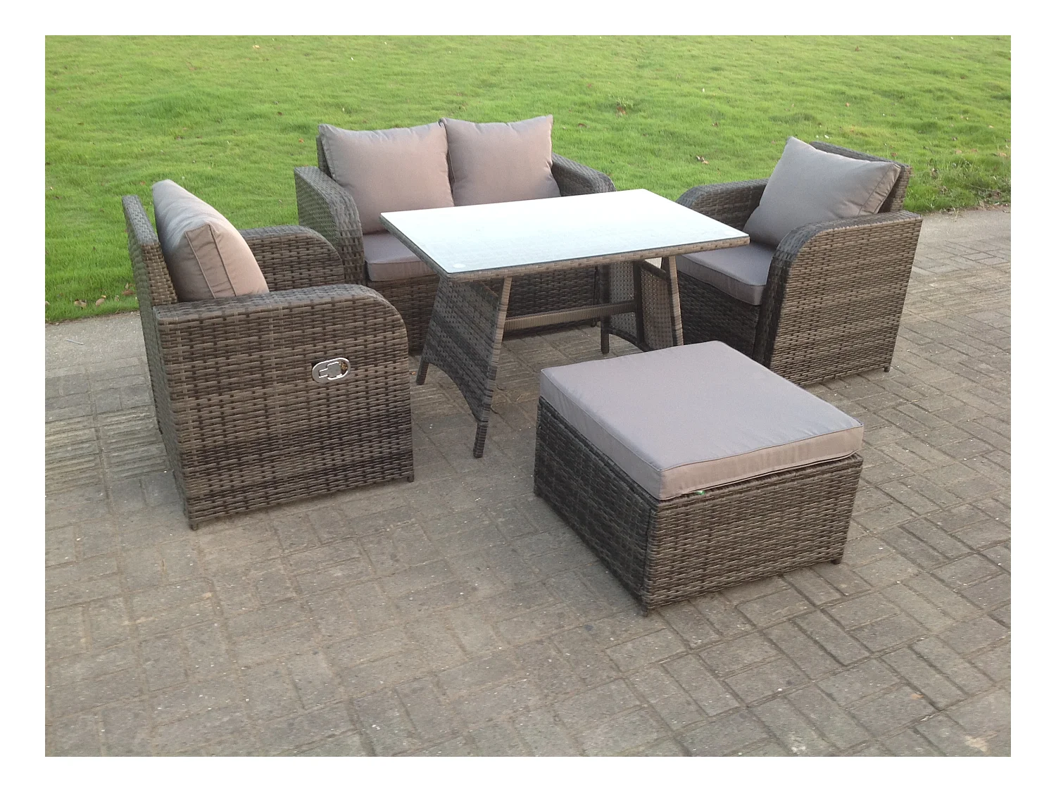Polyrattan Gartenmöbel Set mit Liegestühle 2-Sitzer Sofa Rechteckiger Esstisch 2 Großer Hockern