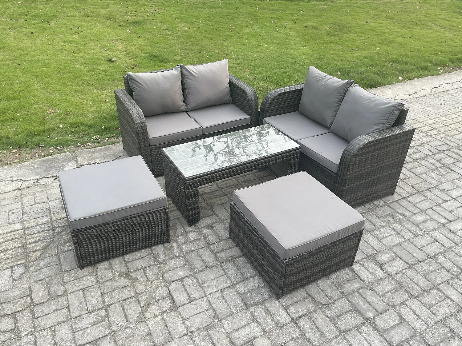 Hoher Rücken Polyrattan Gartenmöbel Set mit Loveseat Sofa Rechteckiger Couchtisch 2 hohen Hockern Garten Lounge Set Dunkelgrau Gemischt