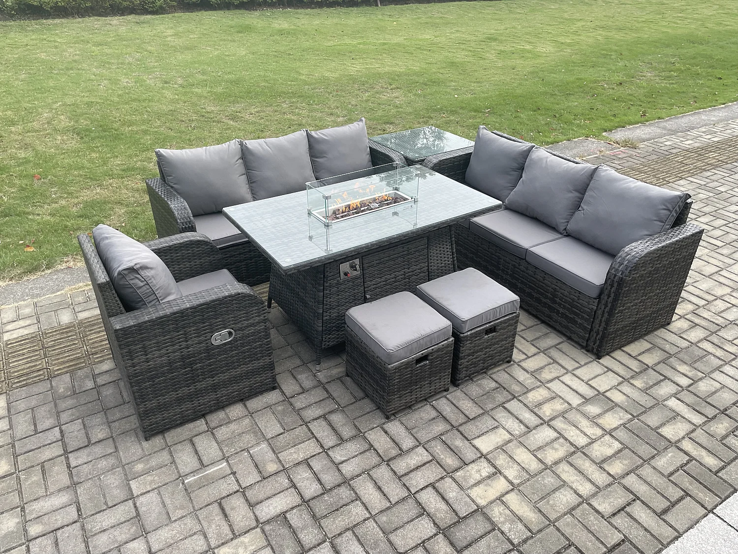 Rattan Gartenmöbel Set im Balkon Gas Feuerstelle Tisch Liegestühle 3-Sitzer Sofa Sets mit Beistelltisch 2 kleine Fußhockern 9-Sitzer