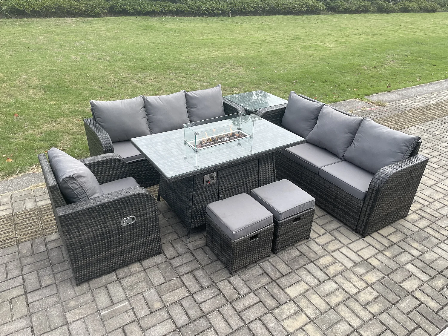 Rattan Gartenmöbel Set im Balkon Gas Feuerstelle Tisch Liegestühle 3-Sitzer Sofa Sets mit Beistelltisch 2 kleine Fußhockern 9-Sitzer
