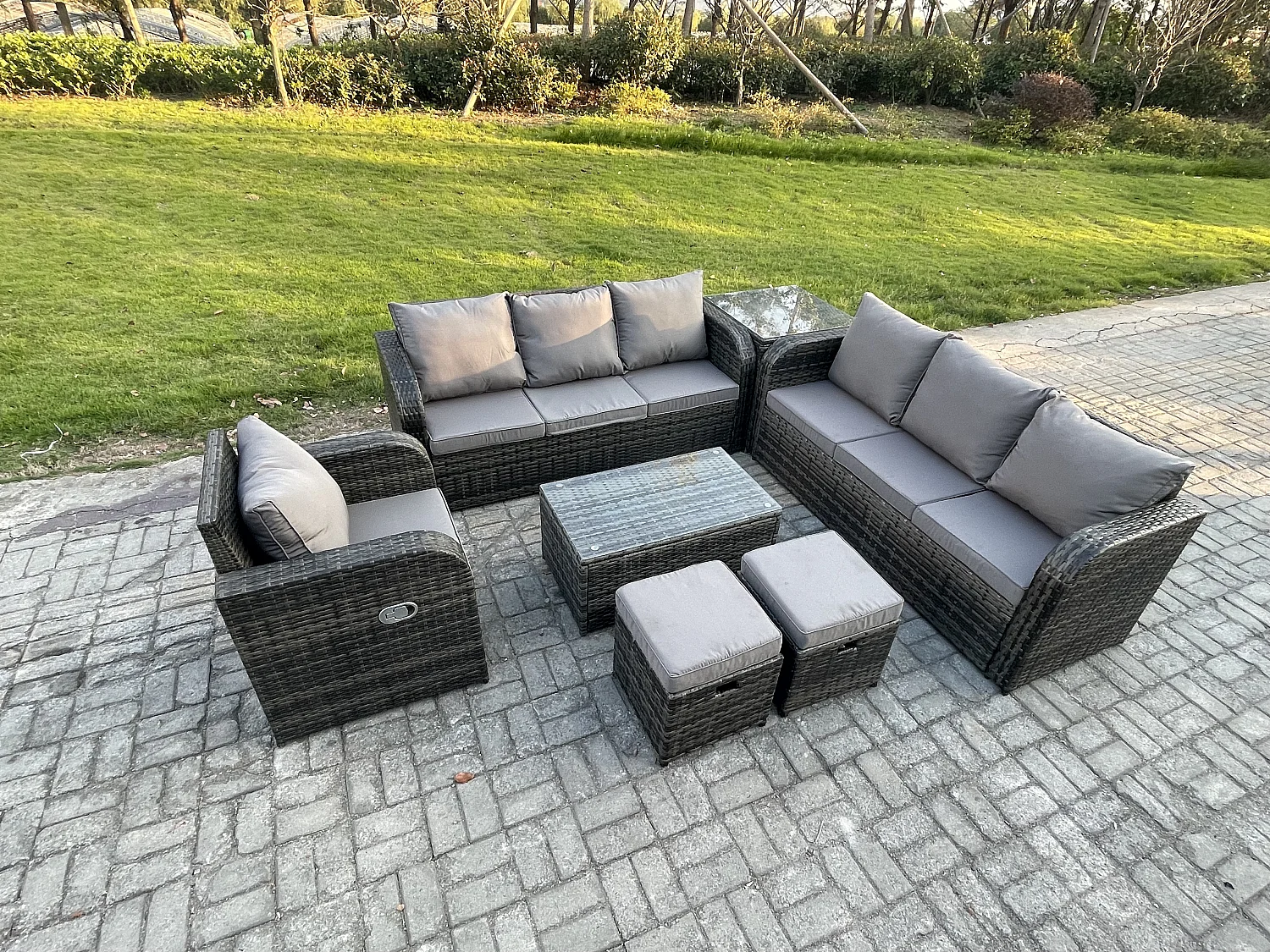 9-Sitzer Rattan Gartenmöbel Sofa Set Tisch & Stühle Set mit 3-Sitzer Sofa Liegestühle 3-Sitzer Sofa Beistelltisch 2 kleine Fußhockern Dunkelgrau Gemischt
