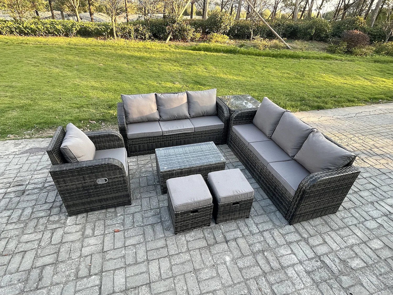 9-Sitzer Rattan Gartenmöbel Sofa Set Tisch & Stühle Set mit 3-Sitzer Sofa Liegestühle 3-Sitzer Sofa Beistelltisch 2 kleine Fußhockern Dunkelgrau Gemischt