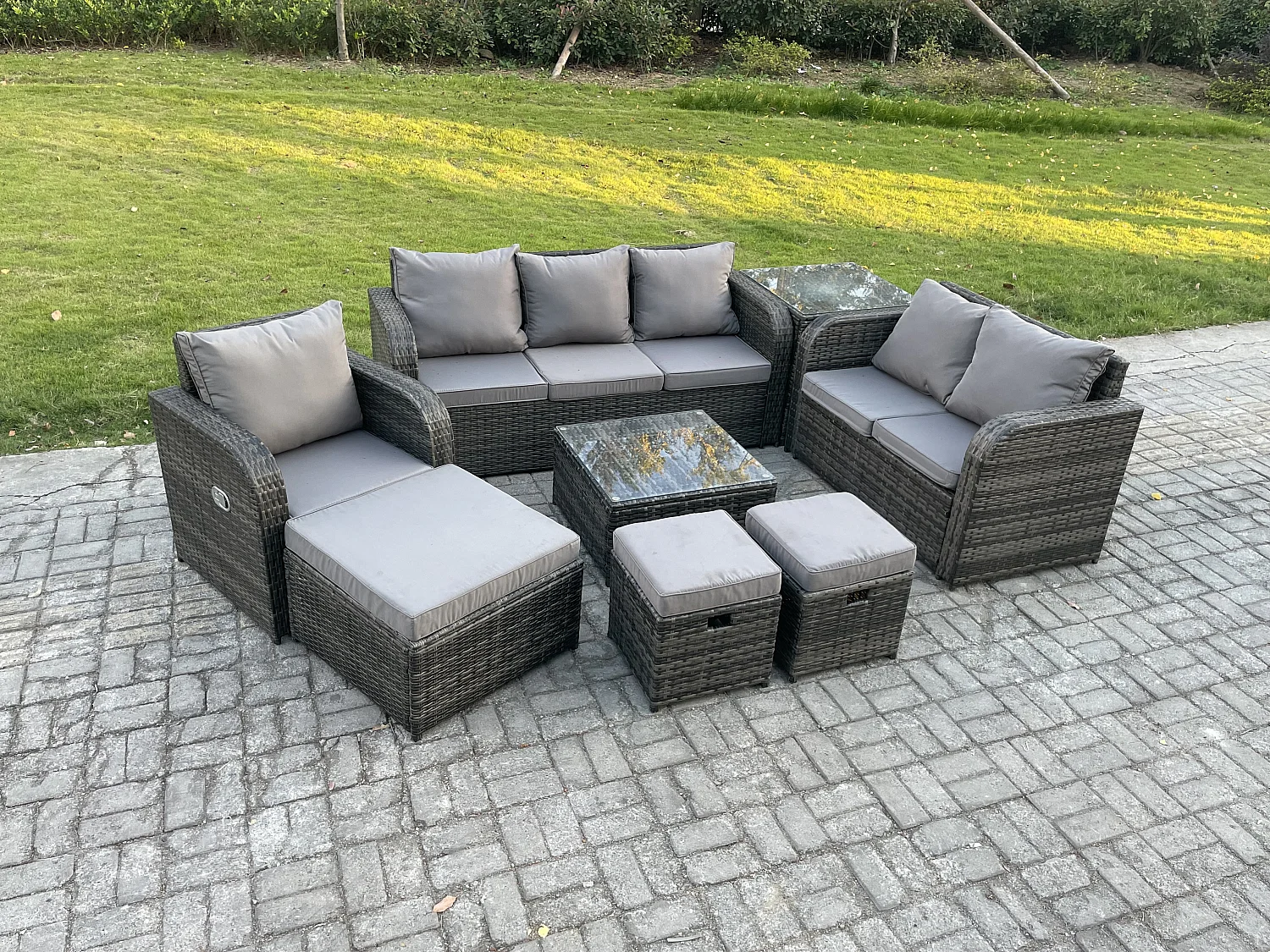 Rattan-Gartenmöbel 8 Stück Terrassenset mit Tisch und Sofa Quadratischer Couchtisch Liegestühle Loveseat Sofa 3-Sitzer Sofa 3 Hockern Beistelltisch