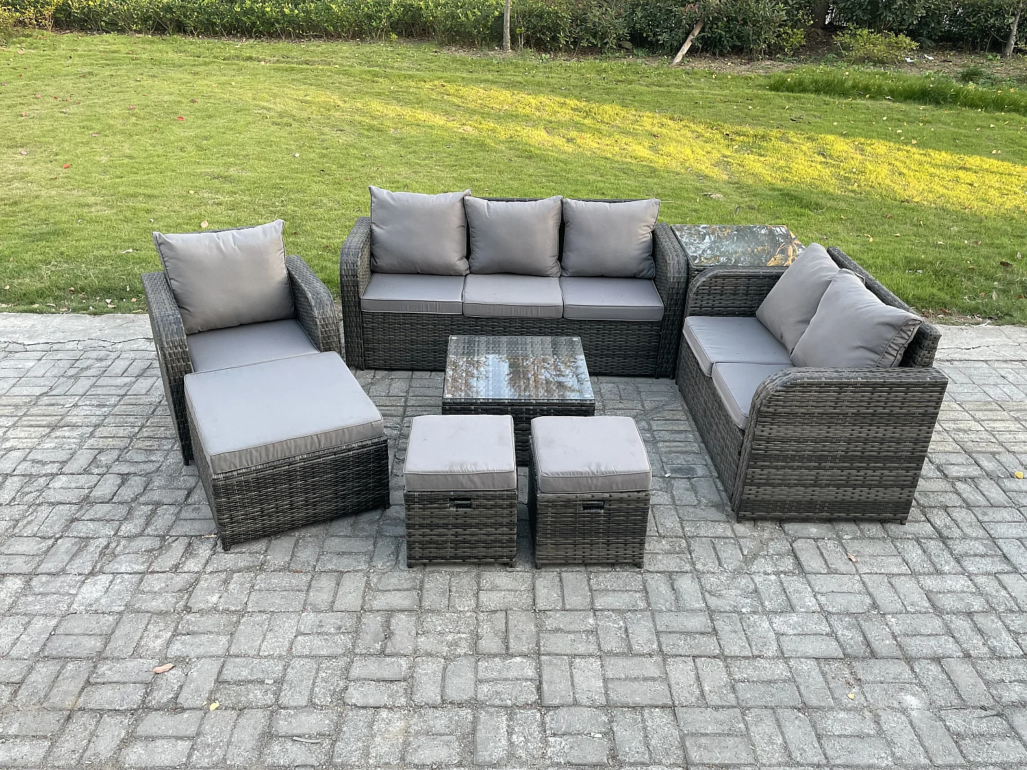 Rattan-Gartenmöbel 8 Stück Terrassenset mit Tisch und Sofa Quadratischer Couchtisch Liegestühle Loveseat Sofa 3-Sitzer Sofa 3 Hockern Beistelltisch