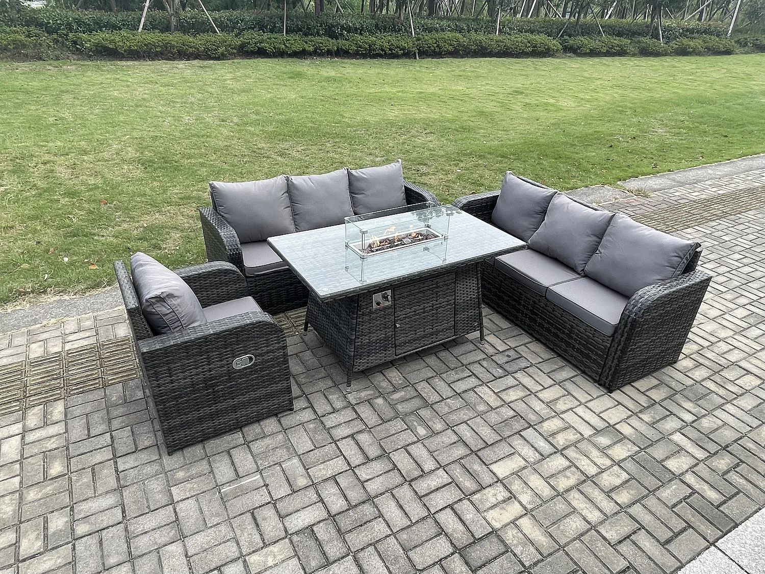 Rattan Gartenmöbel Set im Balkon Gas Feuerstelle Tisch Liegestühle 3-Sitzer Sofa Sets 7-Sitzer