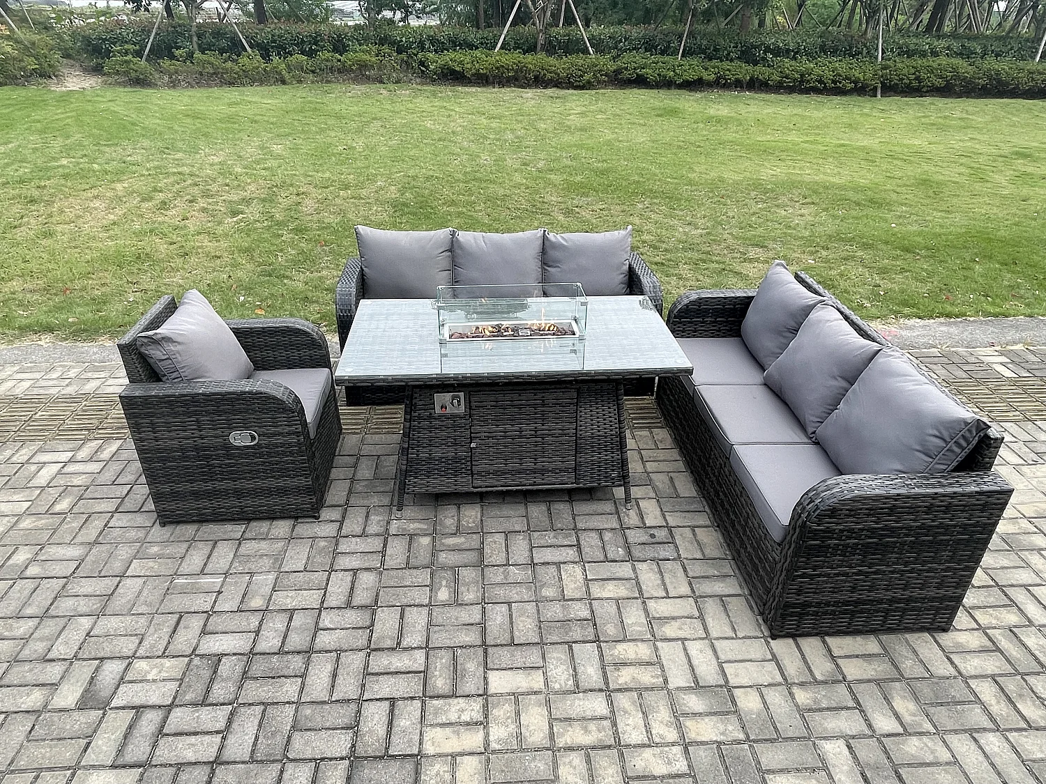 Rattan Gartenmöbel Set im Balkon Gas Feuerstelle Tisch Liegestühle 3-Sitzer Sofa Sets 7-Sitzer