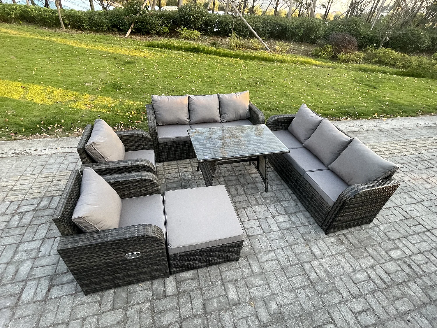 9-Sitzer Rattan Gartenmöbel Sofa Set Tisch & Stühle Set mit 3-Sitzer Sofa Rechteckiger Esstisch 2 Großer Hockern Dunkelgrau Gemischt