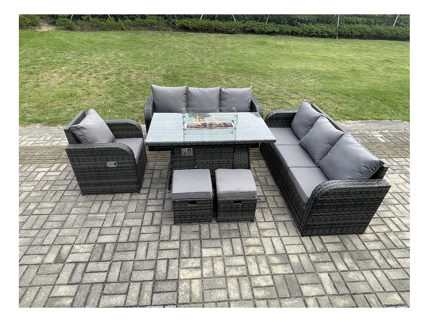 9-Sitzer Polyrattan Gartenmöbel Set Gas Feuerstelle Esstisch Liegestühle 3-Sitzer Sofa Set mit 2 kleine Fußhockern
