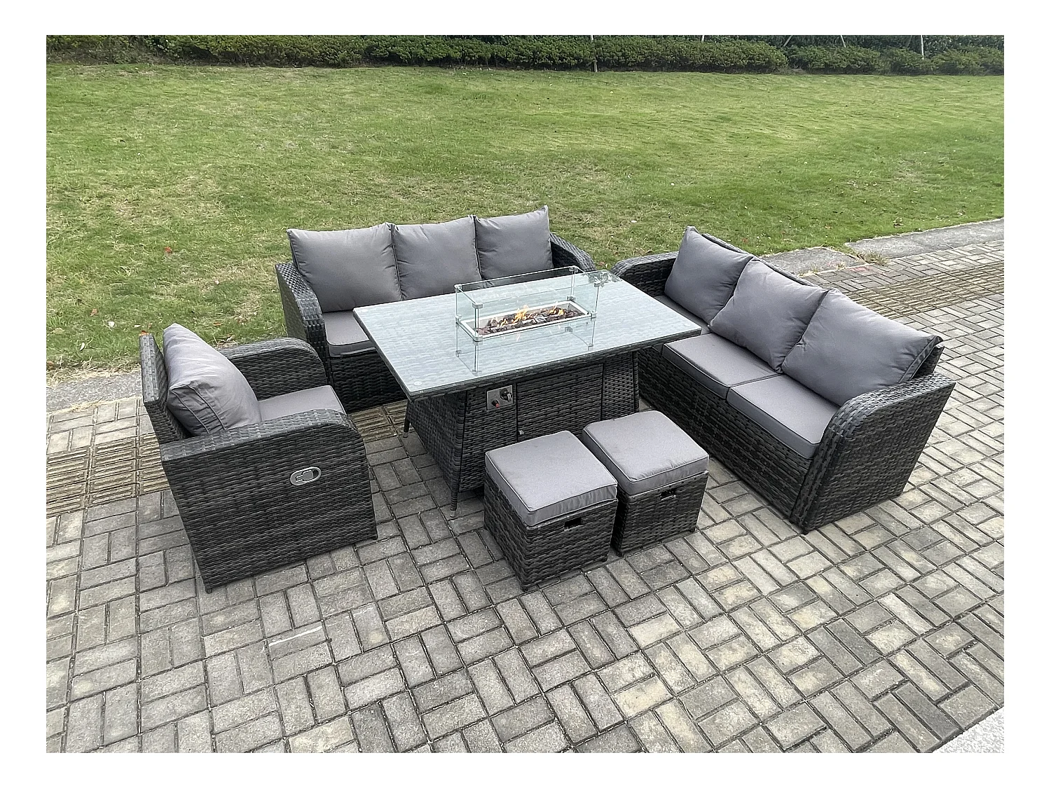 9-Sitzer Polyrattan Gartenmöbel Set Gas Feuerstelle Esstisch Liegestühle 3-Sitzer Sofa Set mit 2 kleine Fußhockern