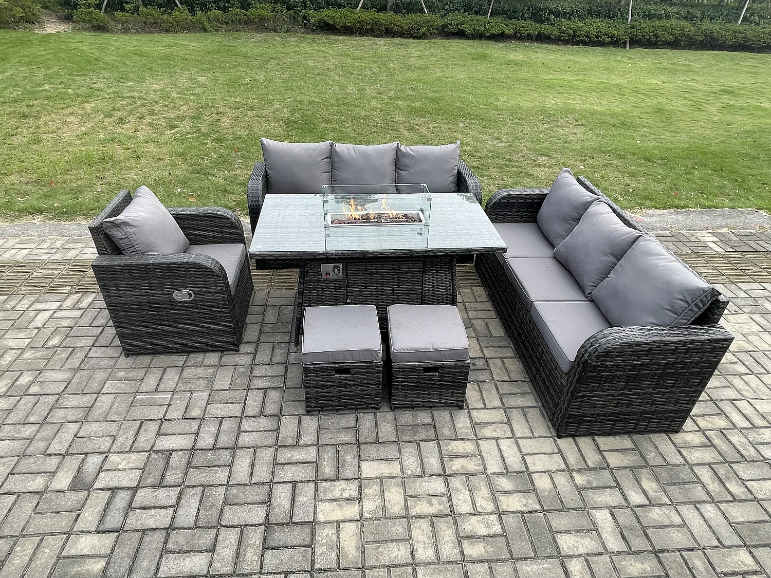 9-Sitzer Polyrattan Gartenmöbel Set Gas Feuerstelle Esstisch Liegestühle 3-Sitzer Sofa Set mit 2 kleine Fußhockern