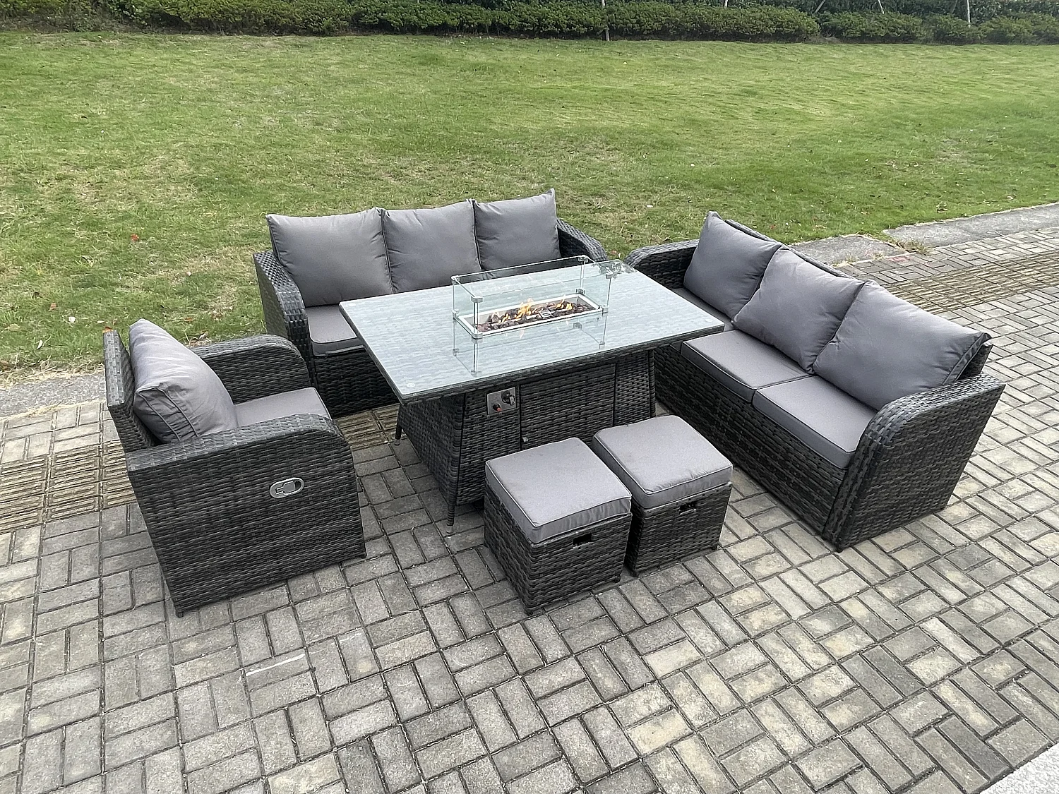 9-Sitzer Polyrattan Gartenmöbel Set Gas Feuerstelle Esstisch Liegestühle 3-Sitzer Sofa Set mit 2 kleine Fußhockern