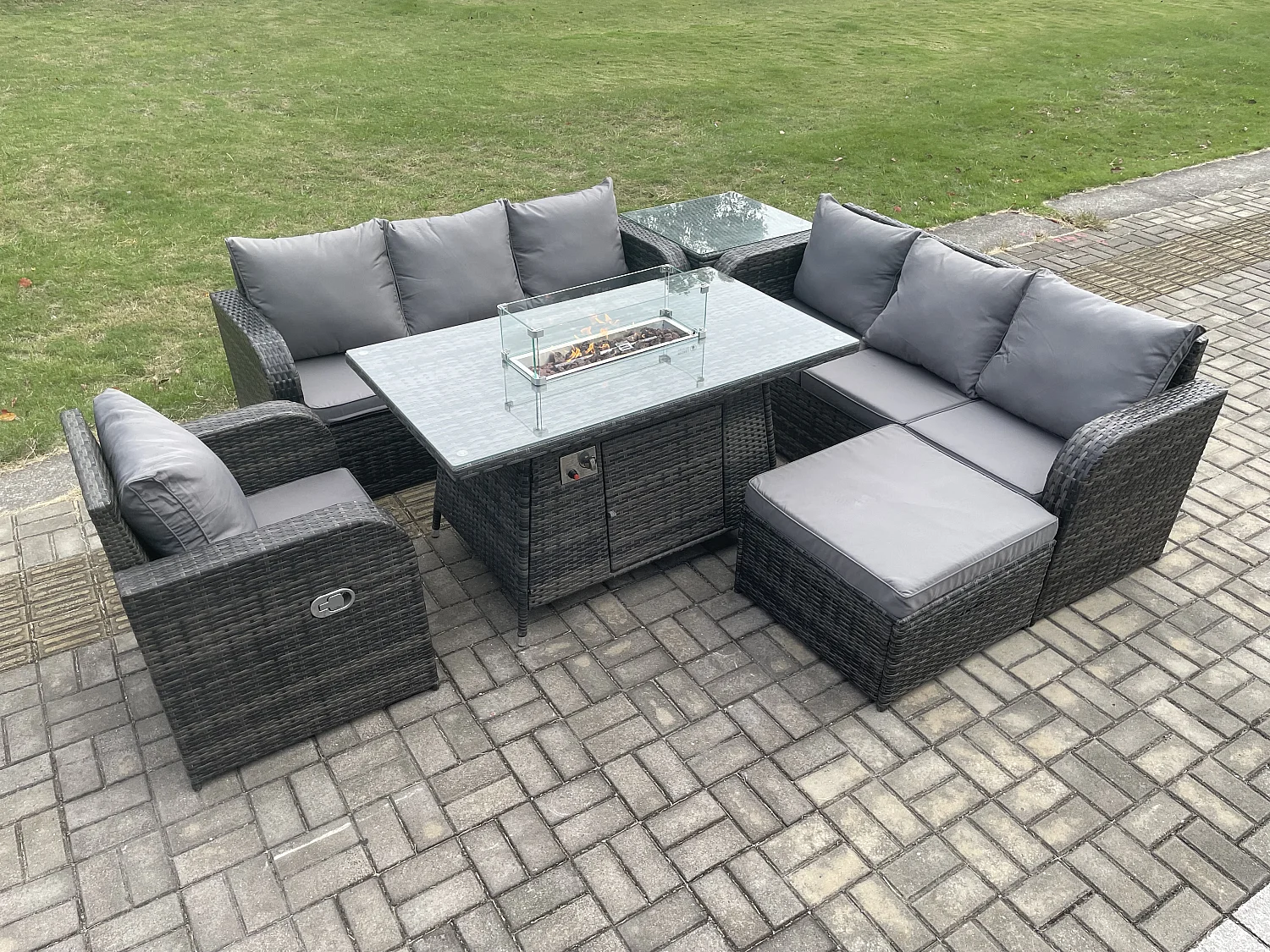 Rattan Gartenmöbel Set im Balkon Gas Feuerstelle Tisch Liegestühle 3-Sitzer Sofa Sets mit 2 Großer Hockern Beistelltisch 8-Sitzer
