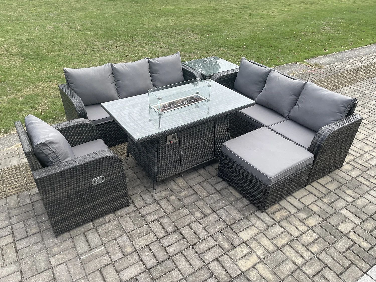 Rattan Gartenmöbel Set im Balkon Gas Feuerstelle Tisch Liegestühle 3-Sitzer Sofa Sets mit 2 Großer Hockern Beistelltisch 8-Sitzer