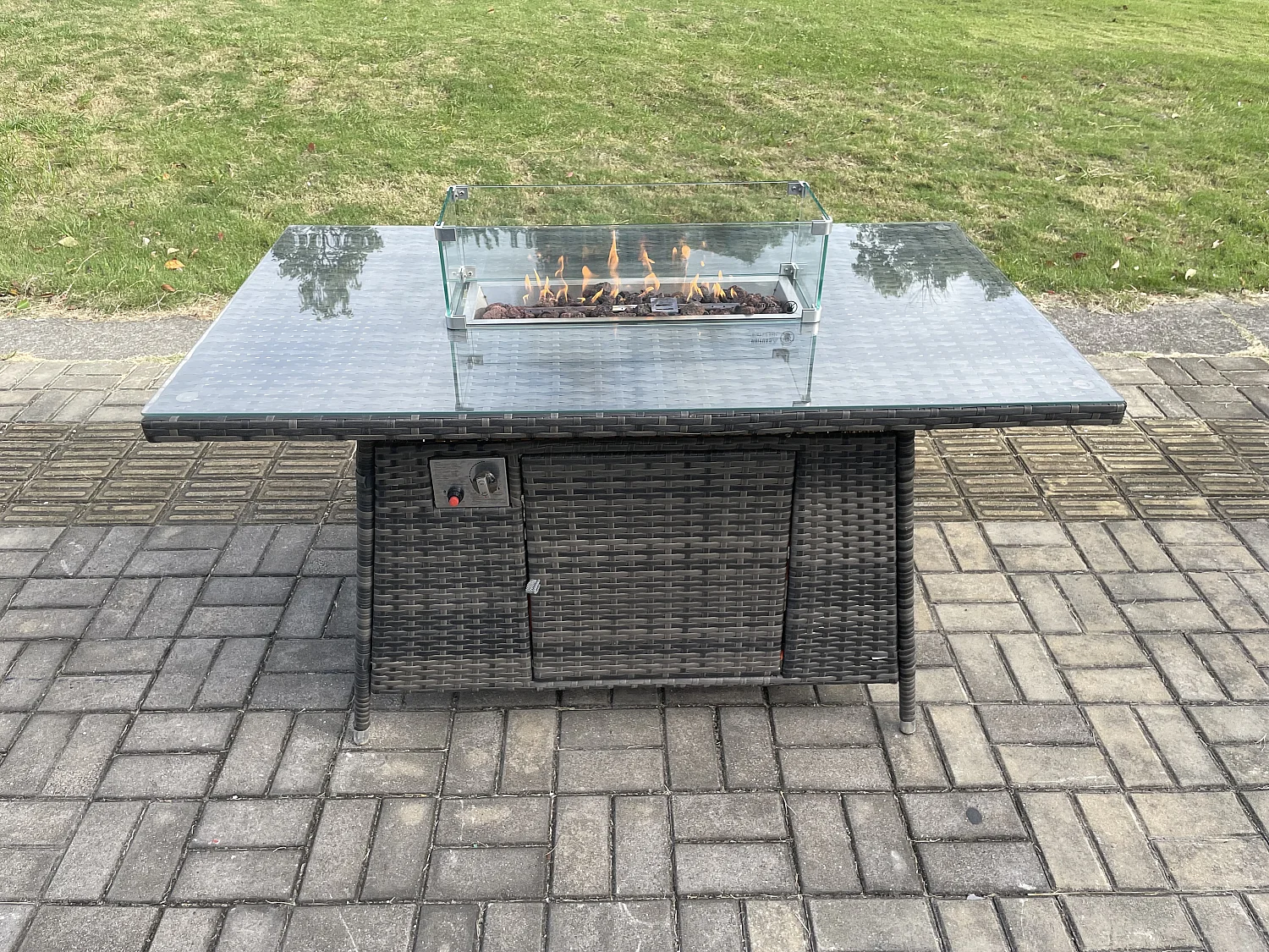 Rattan Gartenmöbel im Freien Gasfeuerstelle Esstisch Set mit Beistelltisch Lounge Sofa 3 Hockern