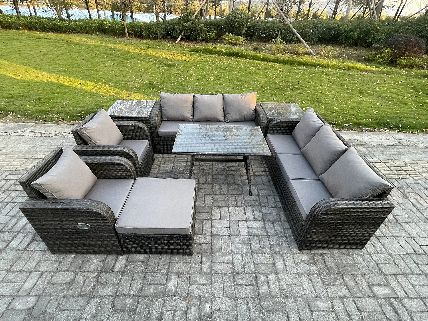9-Sitzer Rattan Gartenmöbel Sofa Set Tisch & Stühle Set mit 3-Sitzer Sofa Rechteckiger Esstisch 2 Beistelltischen 2 Großer Hockern Dunkelgrau Gemischt