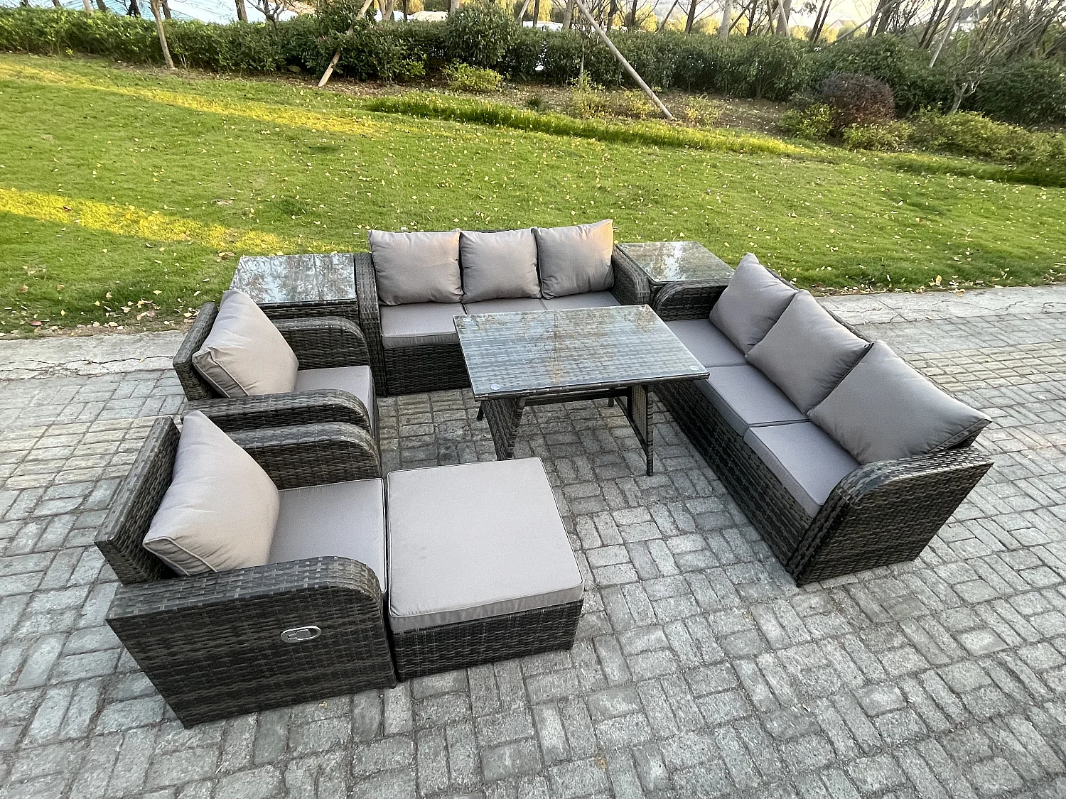 9-Sitzer Rattan Gartenmöbel Sofa Set Tisch & Stühle Set mit 3-Sitzer Sofa Rechteckiger Esstisch 2 Beistelltischen 2 Großer Hockern Dunkelgrau Gemischt