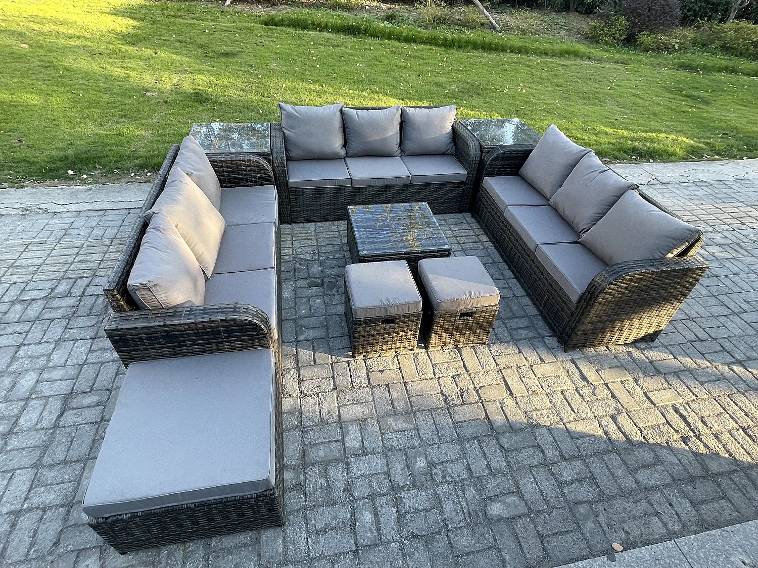 12-Sitzer Rattan Gartenmöbel Set im Balkon Set Patio Garten Sofa Set mit Quadratischer Couchtisch 3-Sitzer Sofa 3 Hockern 2 Beistelltischen Dunkelgrau Gemischt
