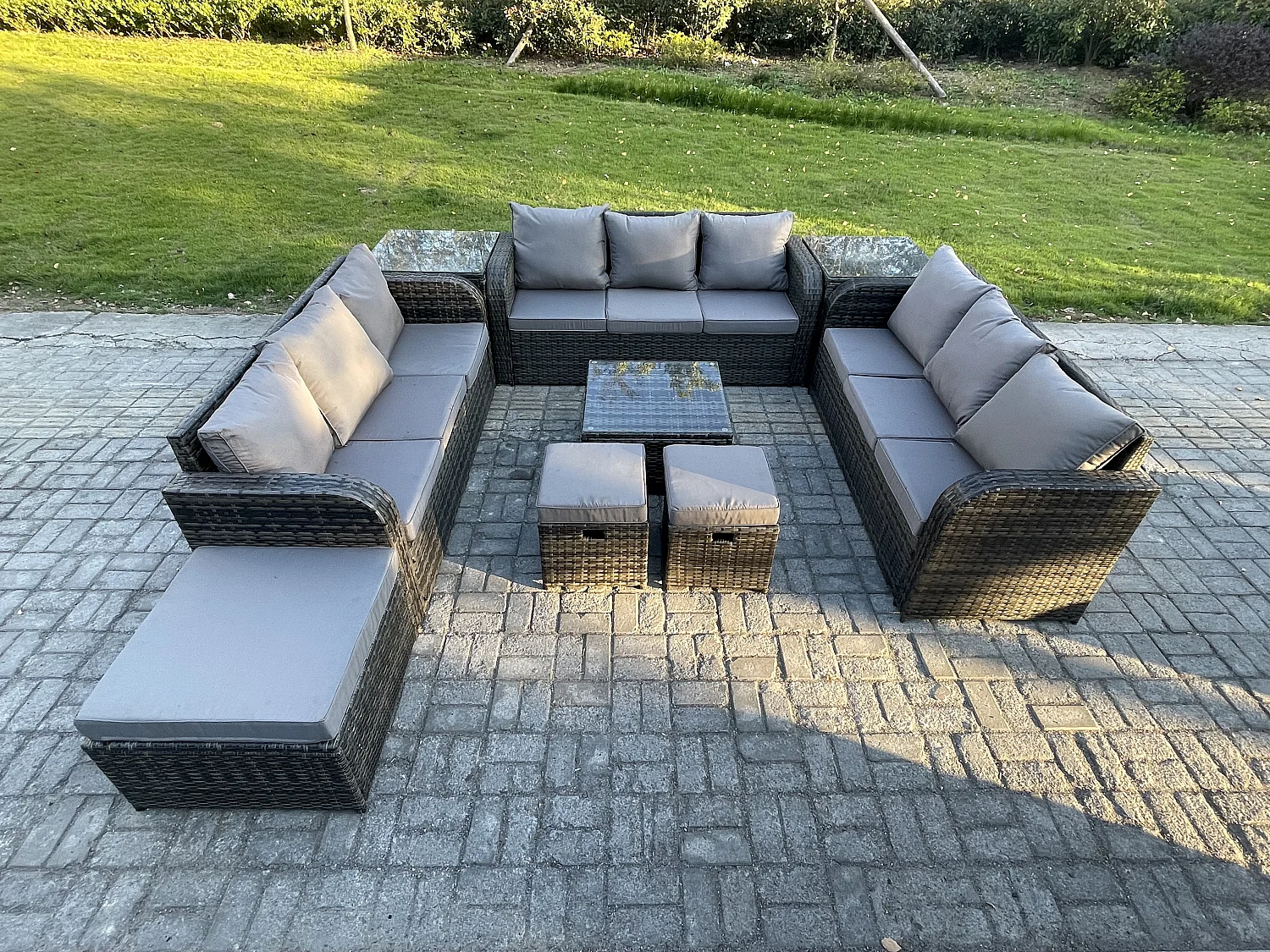 12-Sitzer Rattan Gartenmöbel Set im Balkon Set Patio Garten Sofa Set mit Quadratischer Couchtisch 3-Sitzer Sofa 3 Hockern 2 Beistelltischen Dunkelgrau Gemischt