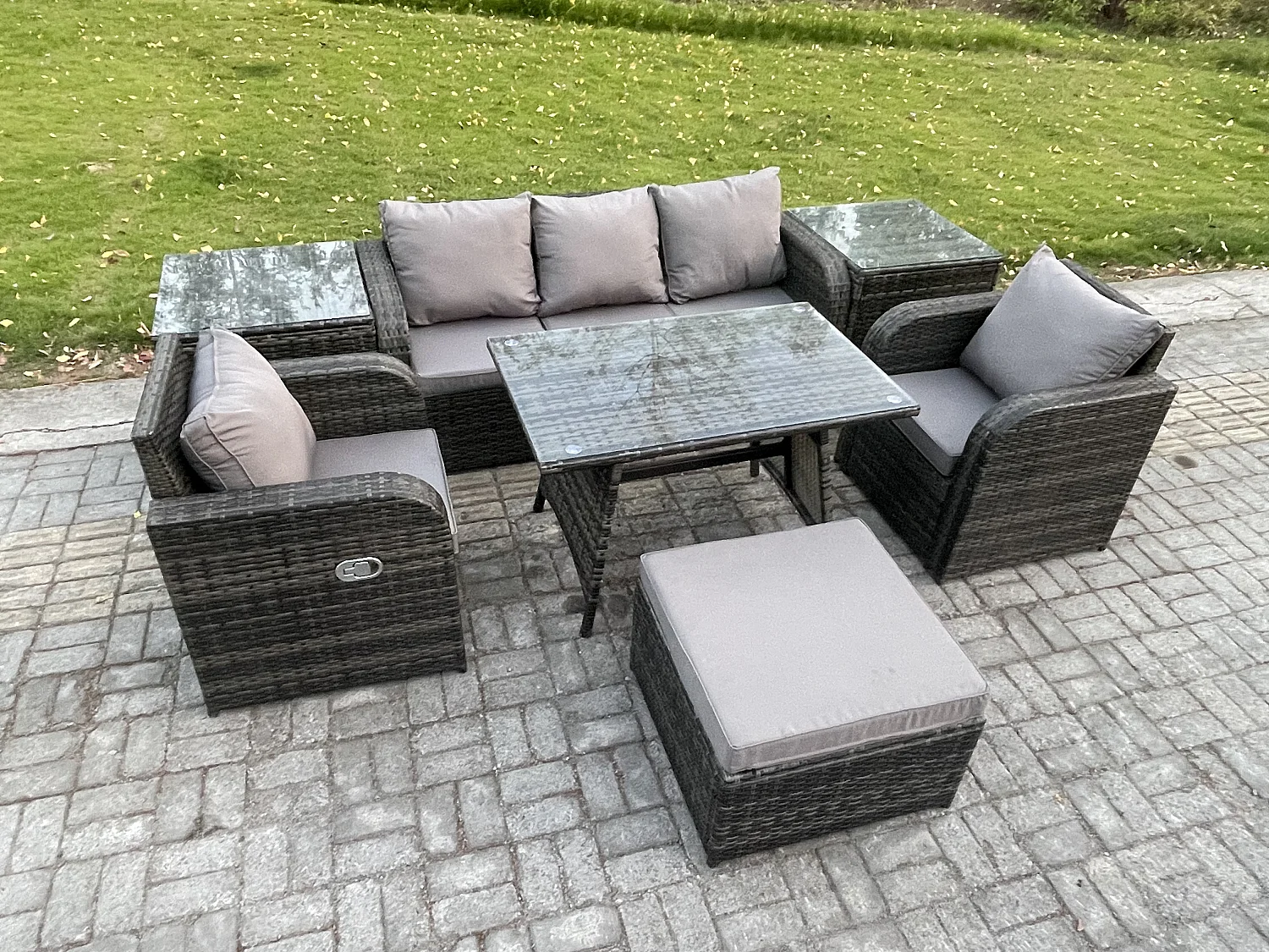 6-Sitzer Hoher Rücken Rattan Gartenmöbel Sets mit Rechteckiger Esstisch Liegestühle 3-Sitzer Sofa 2 Großer Hockern 2 Beistelltischen