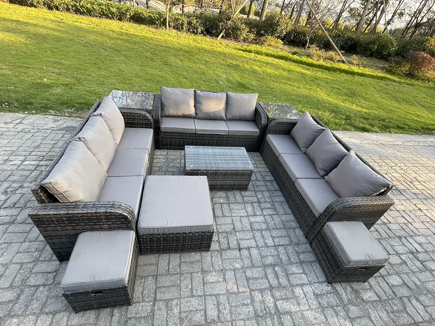 Rattan Lounge Sofa Set 12-Sitzer Gartenmöbel-Set mit Rechteckiger Couchtisch 3-Sitzer Sofa 2 Beistelltischen 3 Hockern Dunkelgrau Gemischt