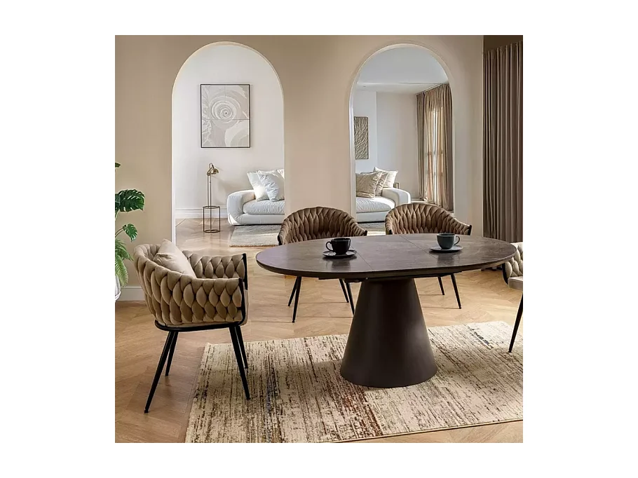 Chaise design velours beige avec coussin et pieds noirs NYNA