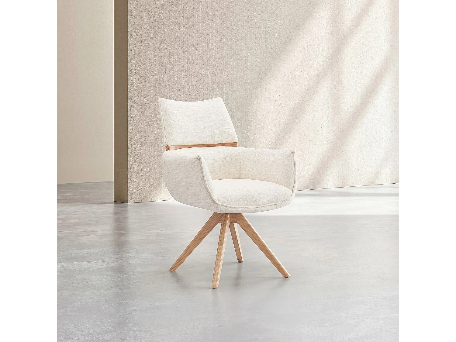 Habitat - Chaise pivotante en tissu et chêne avec accoudoirs - Crème - Timiso