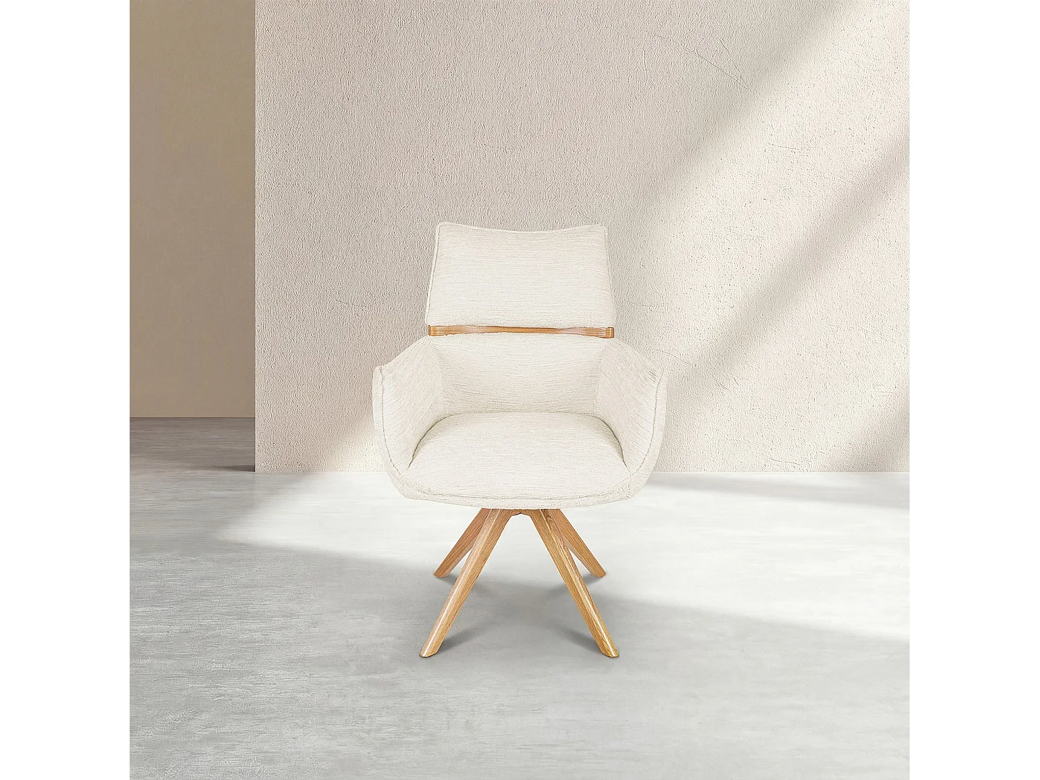 Habitat - Chaise pivotante en tissu et chêne avec accoudoirs - Crème - Timiso