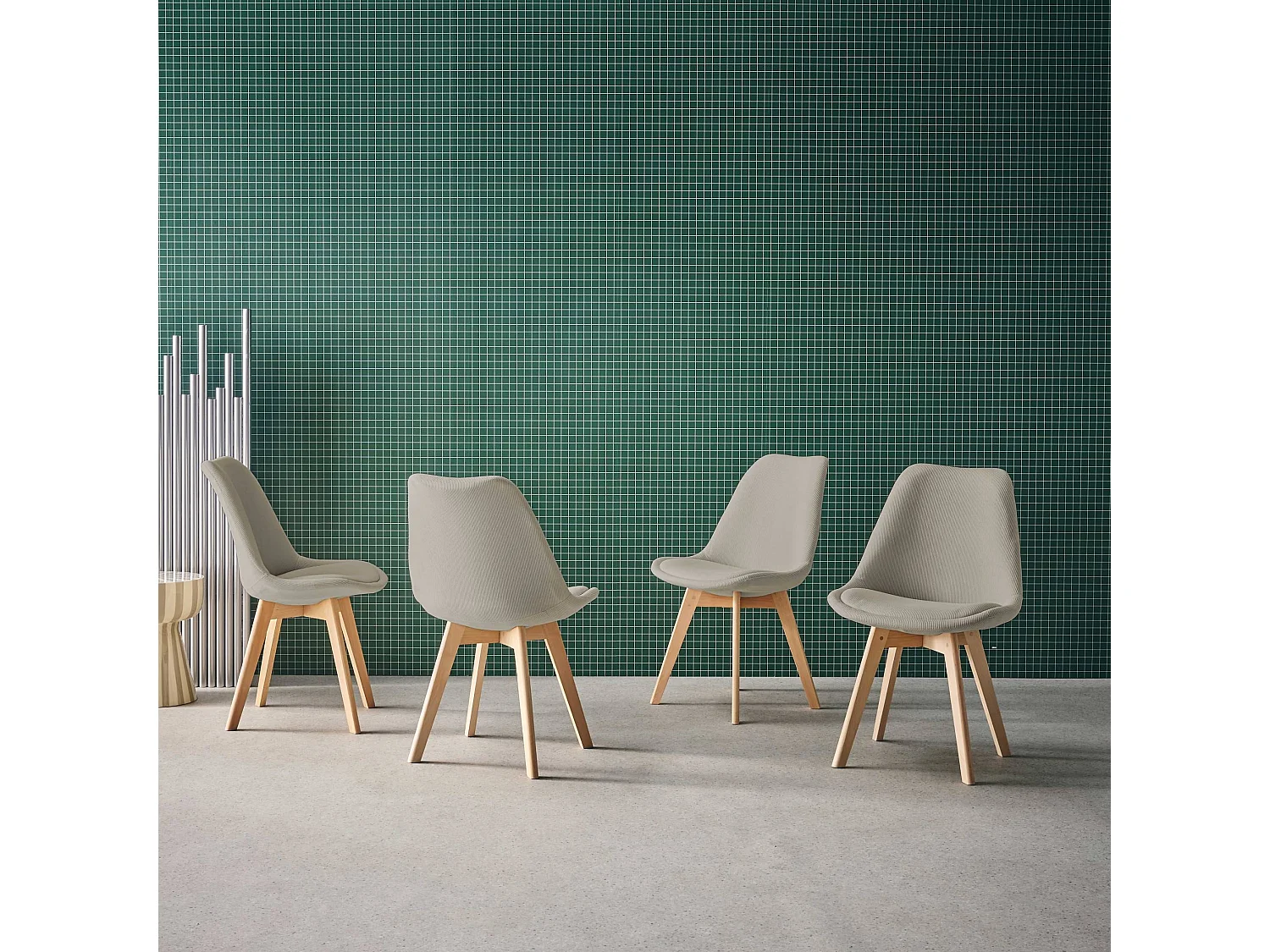 Silla escandinava de madera de haya y pana fina, set de 4 gris claro