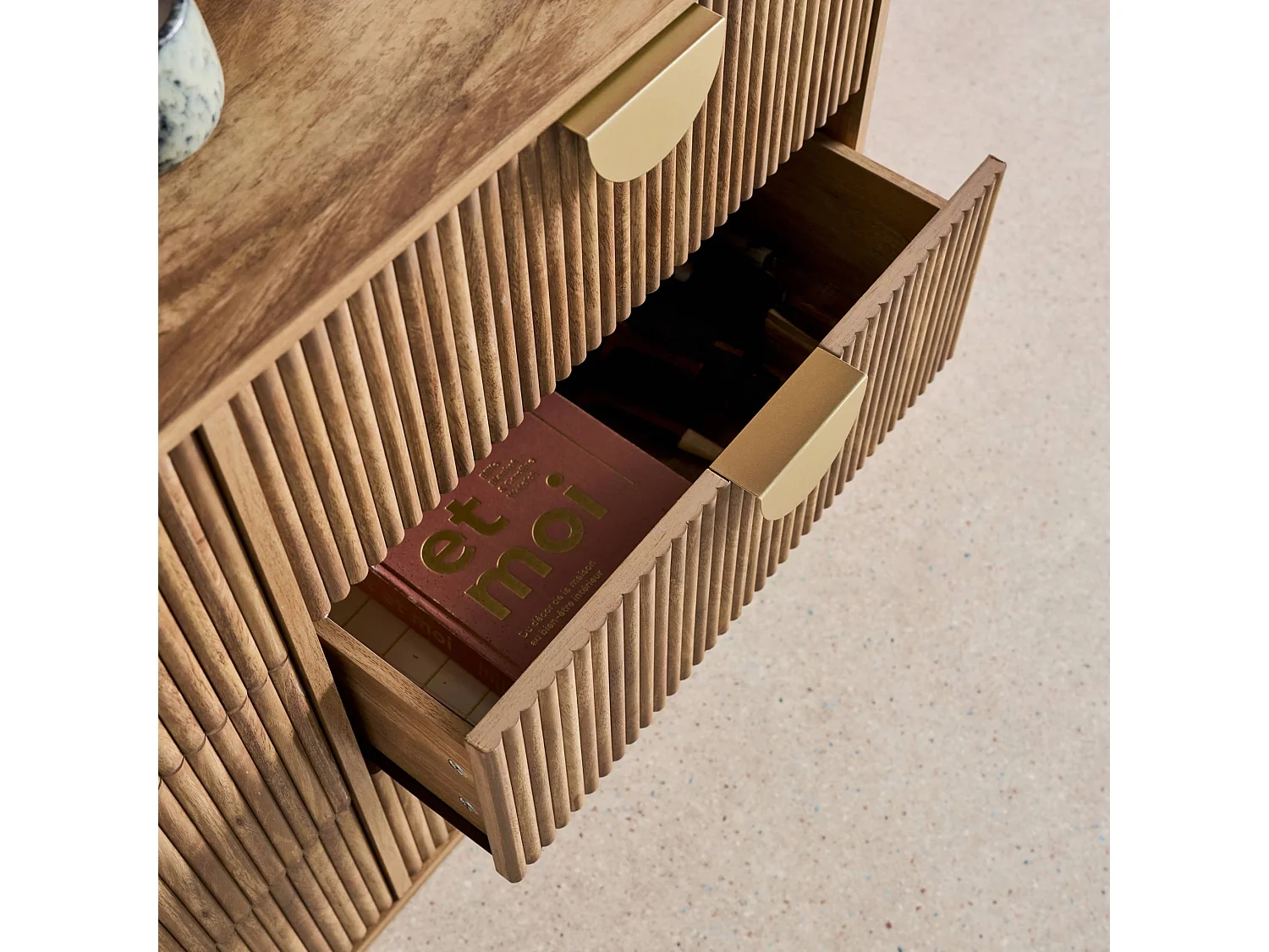 Cómoda efecto madera de mango con acabado ranurado, 6 cajones marrón